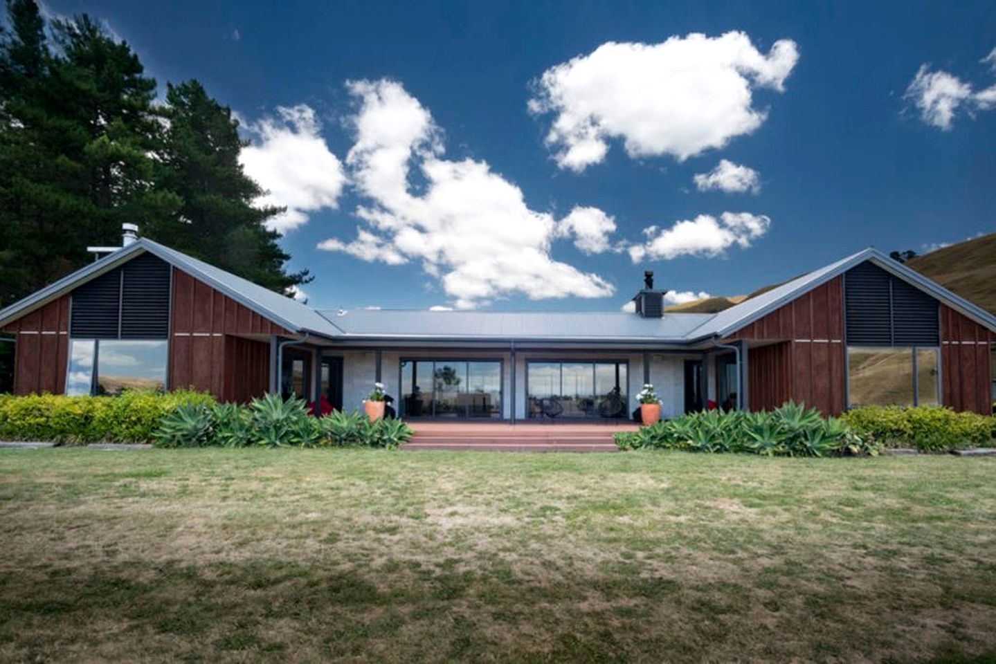 Secluded Country Cabin with a Shared Pool near Hastings, North Island