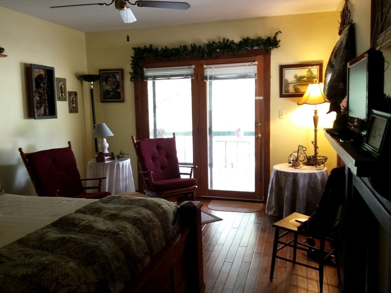 Rustic Cabin Rental on the Banks of a Private Lake in Catoosa, Oklahoma