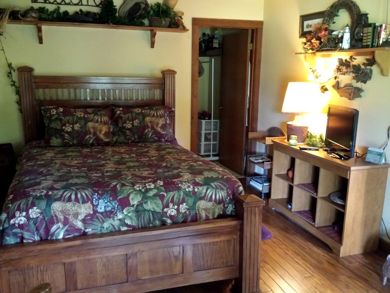 Rustic Cabin Rental on the Banks of a Private Lake in Catoosa, Oklahoma