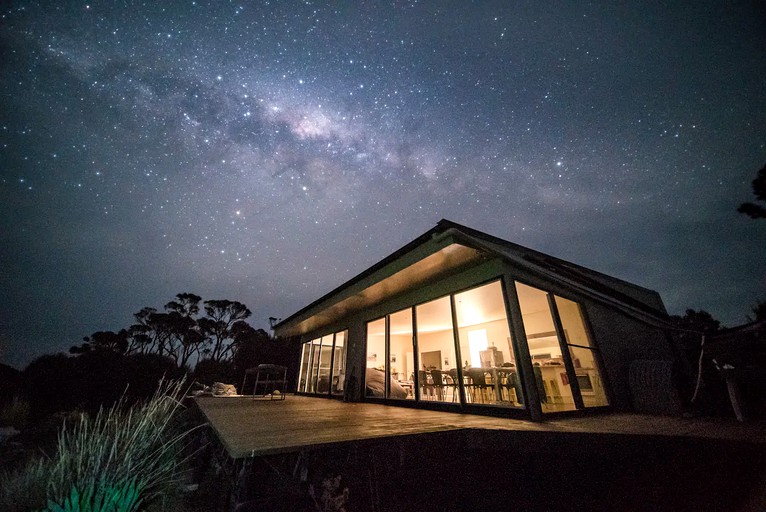 Stunning Flinders Island accommodation for eight guests, ideal for family holidays Tasmania, as well as short trips from Melbourne.