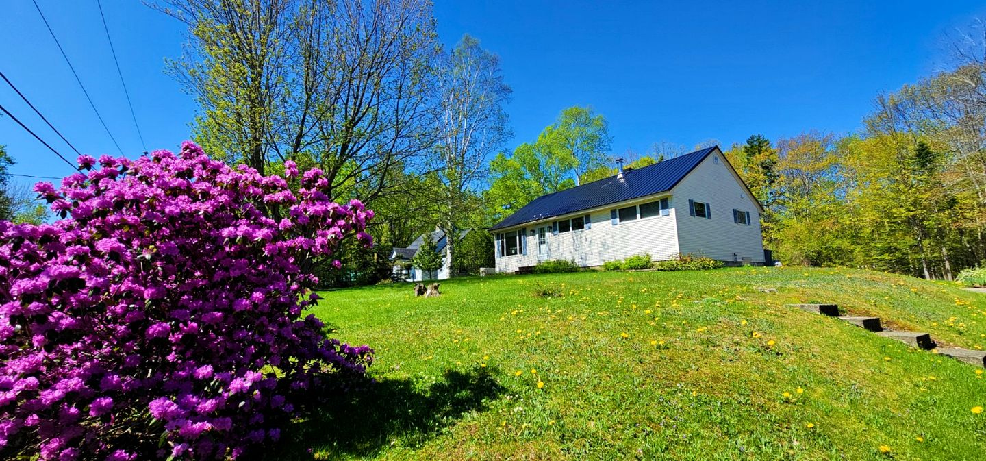 Radiant Pet-Friendly Cottage Oasis Near Moosehead Lake, Maine