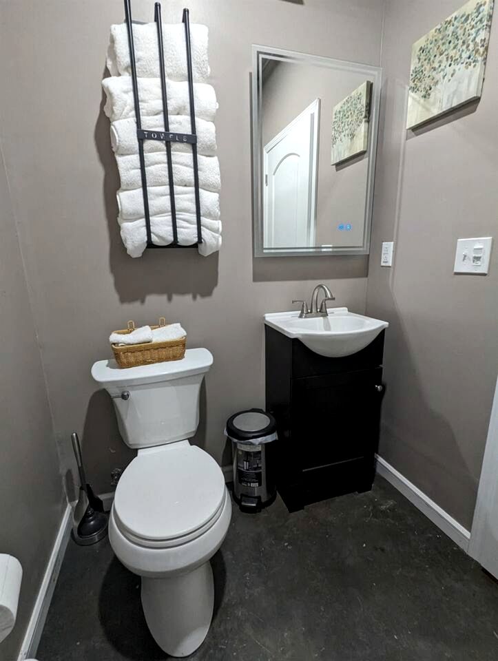 Cozy Scandinavian Cabin with EV Charging on 18-Acre Forest Retreat Near The Caverns & Waterfalls, Coalmont, TN