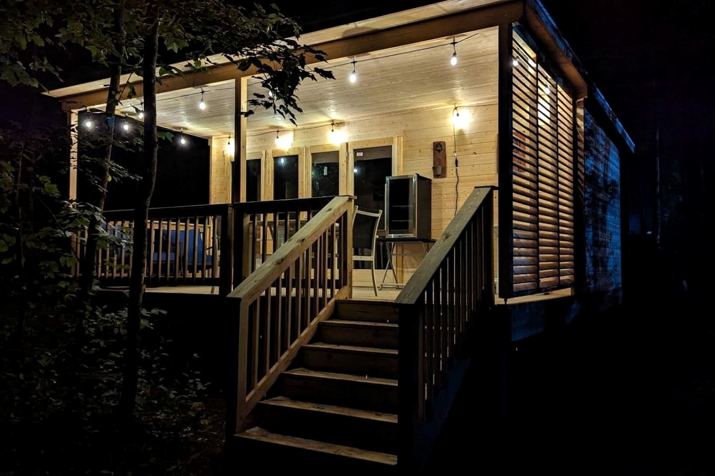 Cozy Scandinavian Cabin with EV Charging on 18-Acre Forest Retreat Near The Caverns & Waterfalls, Coalmont, TN