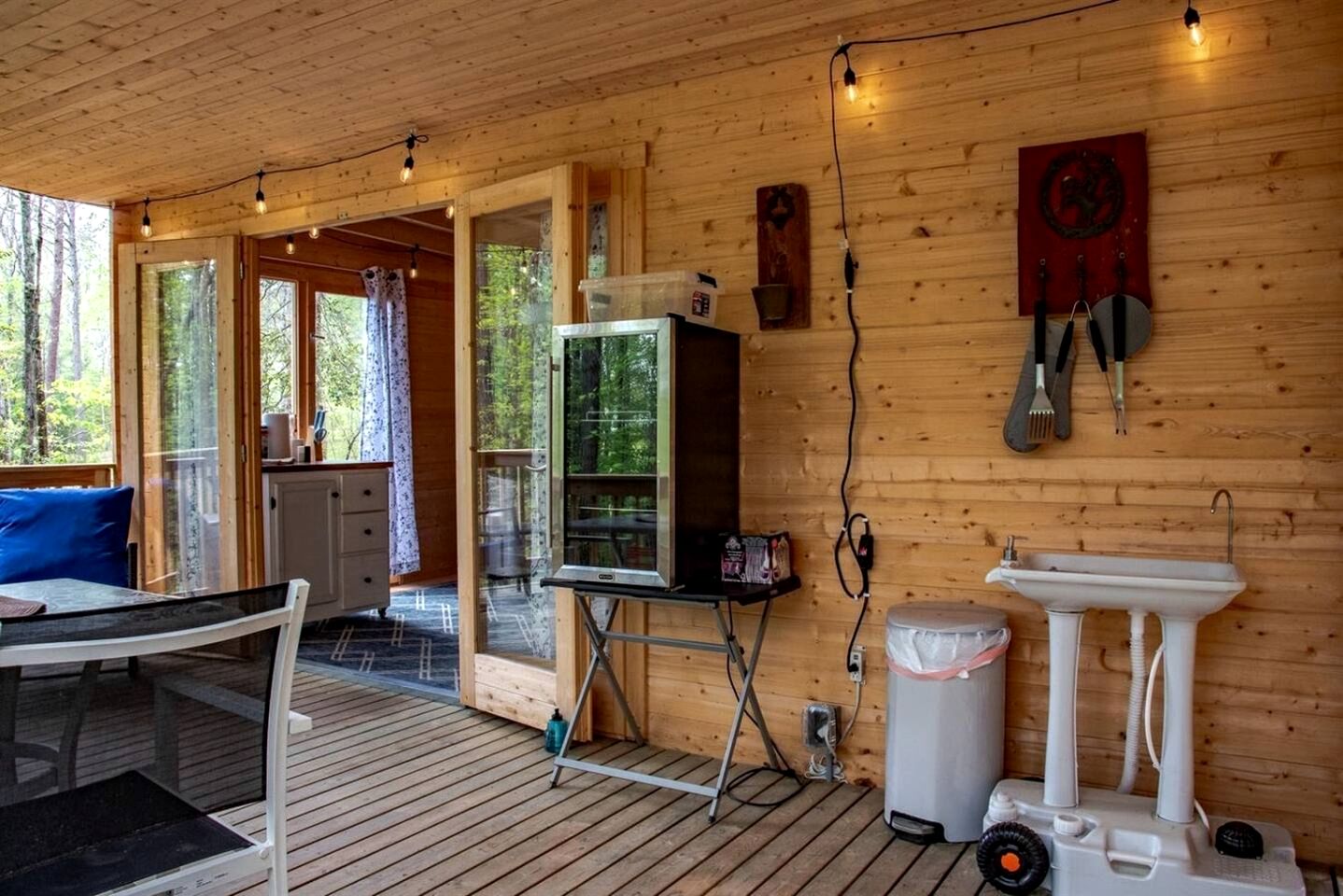 Cozy Scandinavian Cabin with EV Charging on 18-Acre Forest Retreat Near The Caverns & Waterfalls, Coalmont, TN