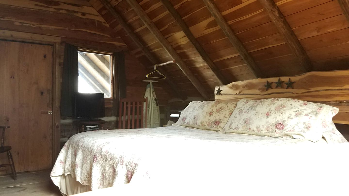 Rustic Log Cabin Rental for a Romantic Vacation near Brenham, Texas