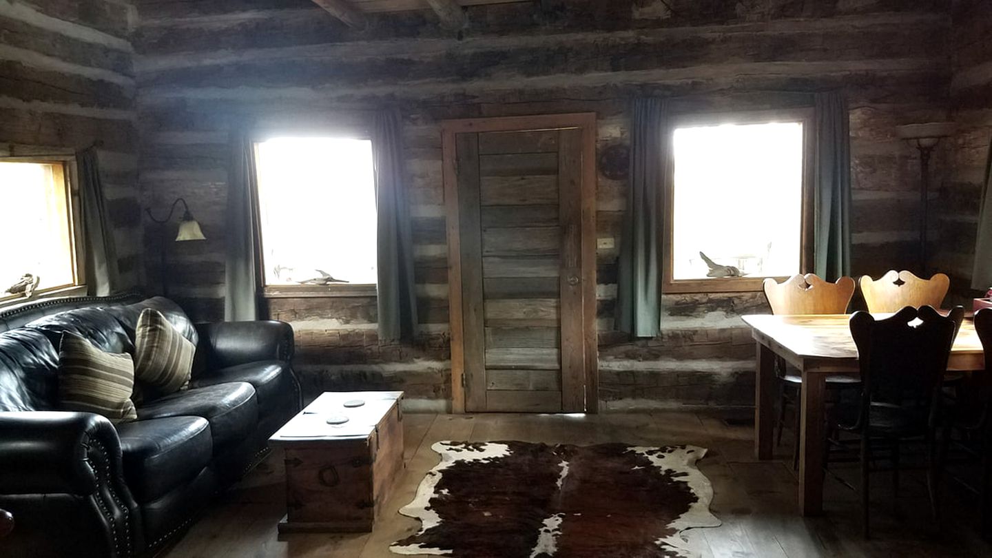 Rustic Log Cabin Rental for a Romantic Vacation near Brenham, Texas