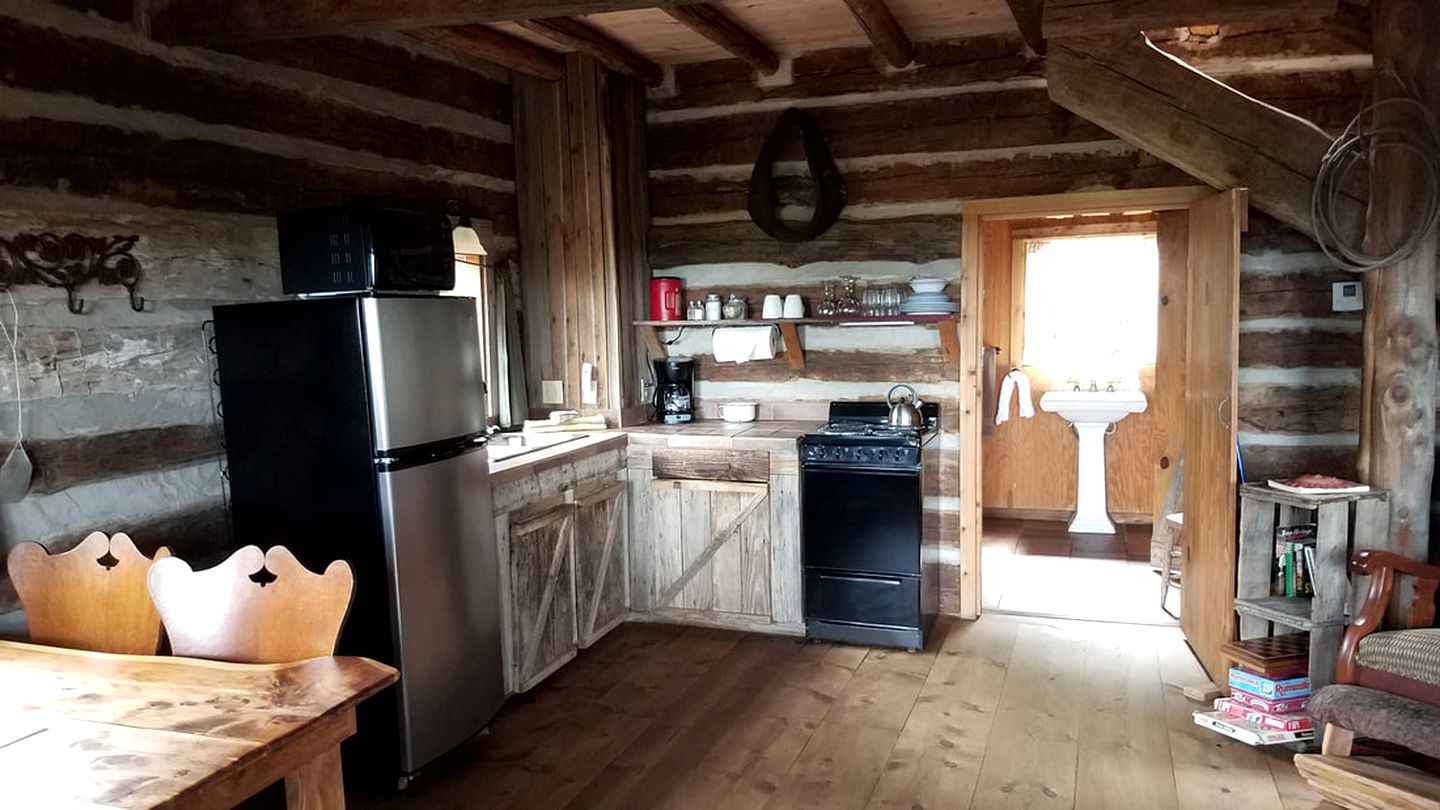 Rustic Log Cabin Rental for a Romantic Vacation near Brenham, Texas