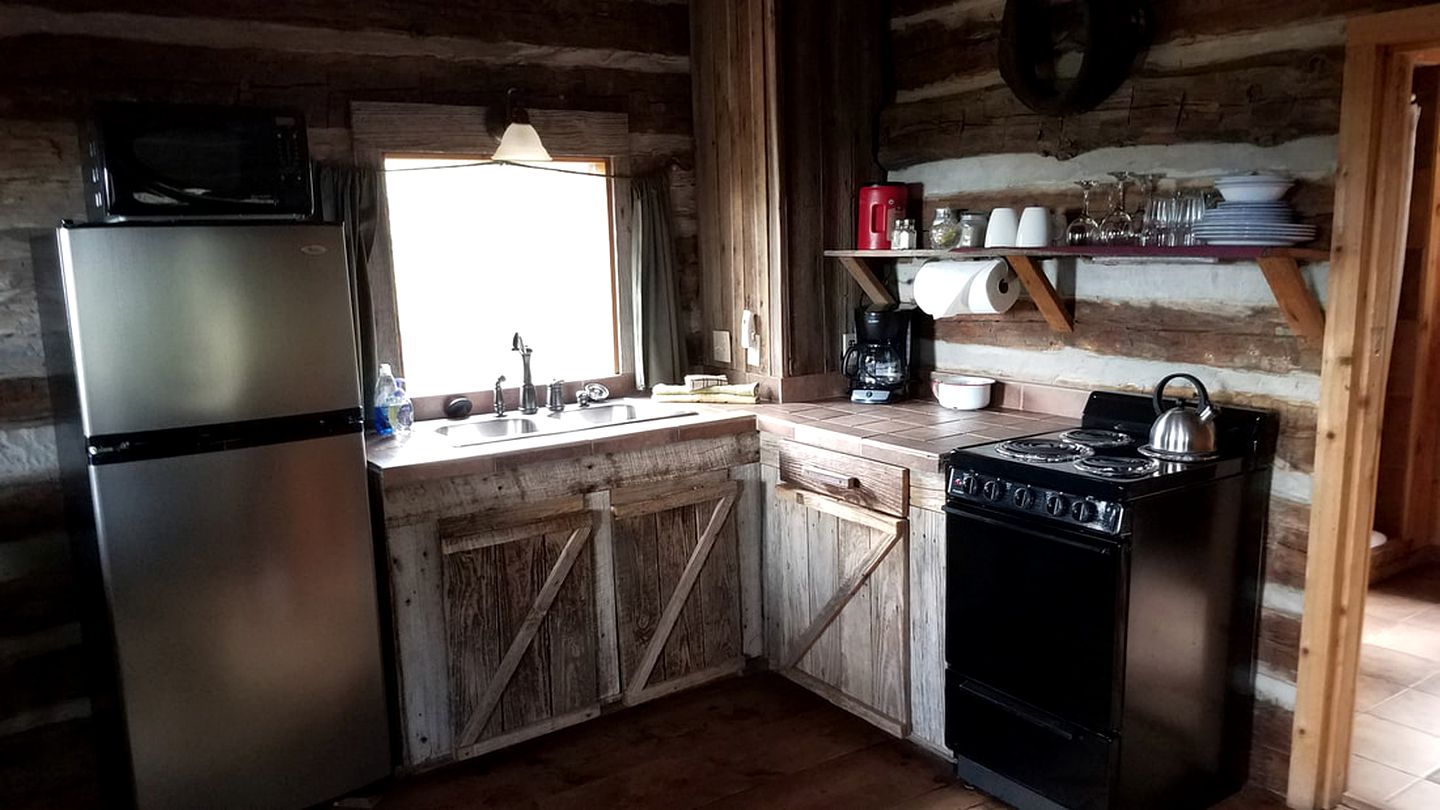 Rustic Log Cabin Rental for a Romantic Vacation near Brenham, Texas