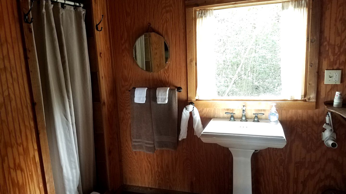 Rustic Log Cabin Rental for a Romantic Vacation near Brenham, Texas