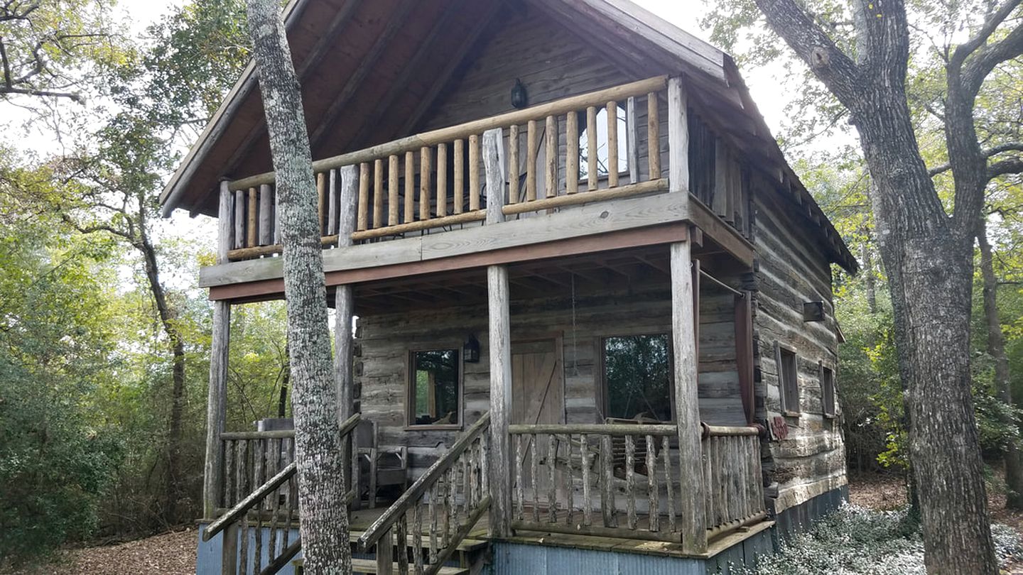 Rustic Log Cabin Rental for a Romantic Vacation near Brenham, Texas