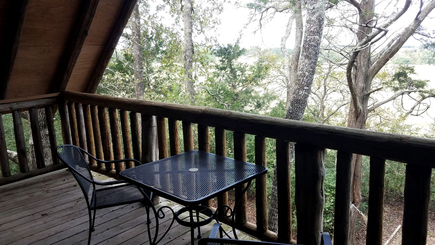 Rustic Log Cabin Rental for a Romantic Vacation near Brenham, Texas