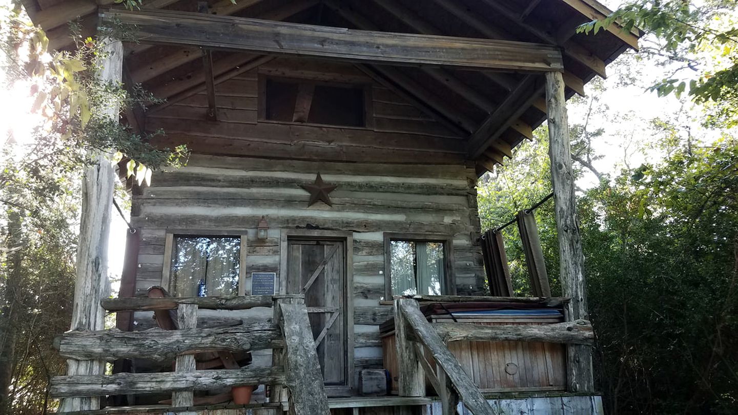 Lovely Log Cabin Rental for Countryside Vacation near Downtown Brenham, Texas