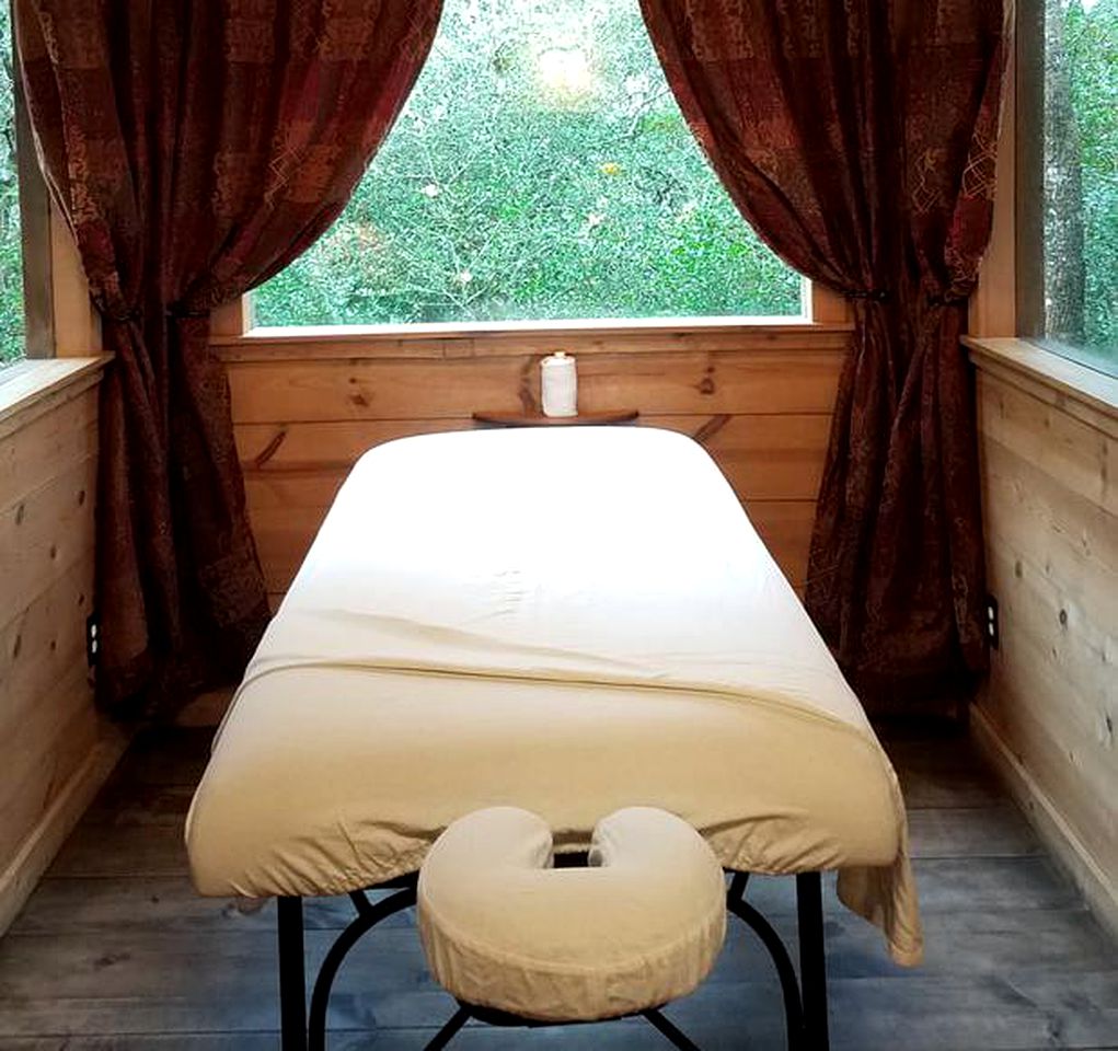 Secluded Cabin Rental with Massage Table near Brenham, Texas