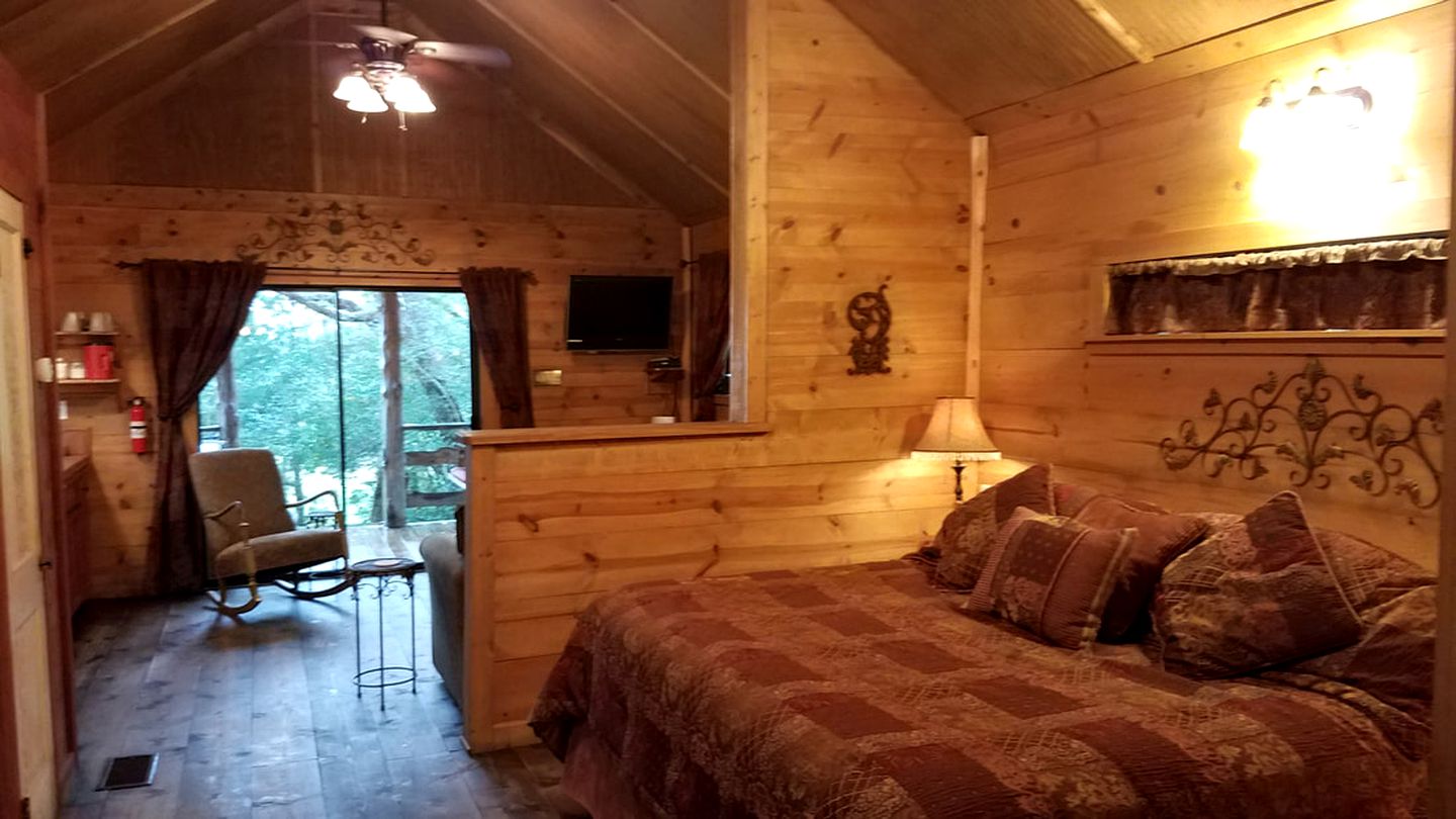 Secluded Cabin Rental with Massage Table near Brenham, Texas