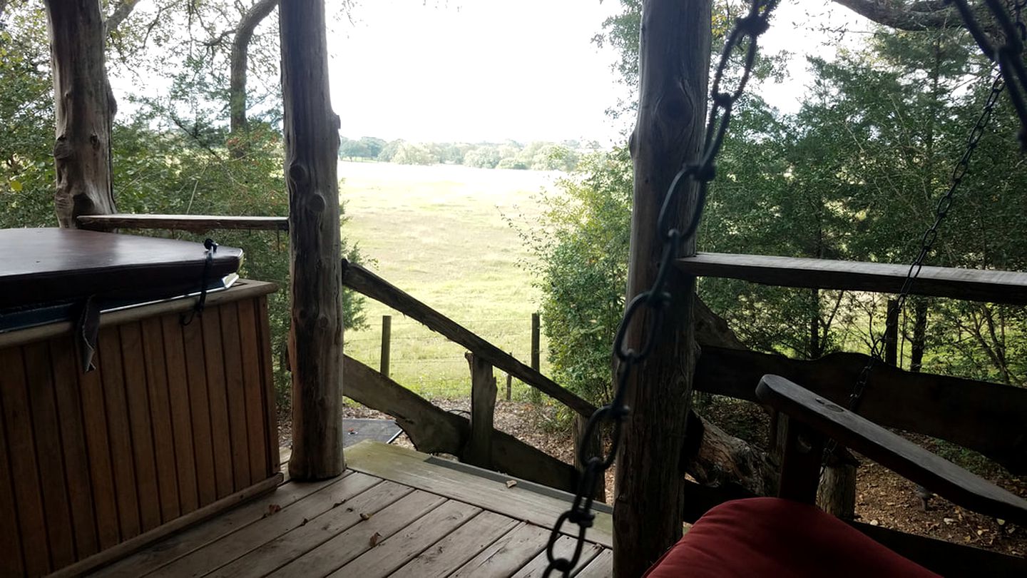 Secluded Cabin Rental with Massage Table near Brenham, Texas