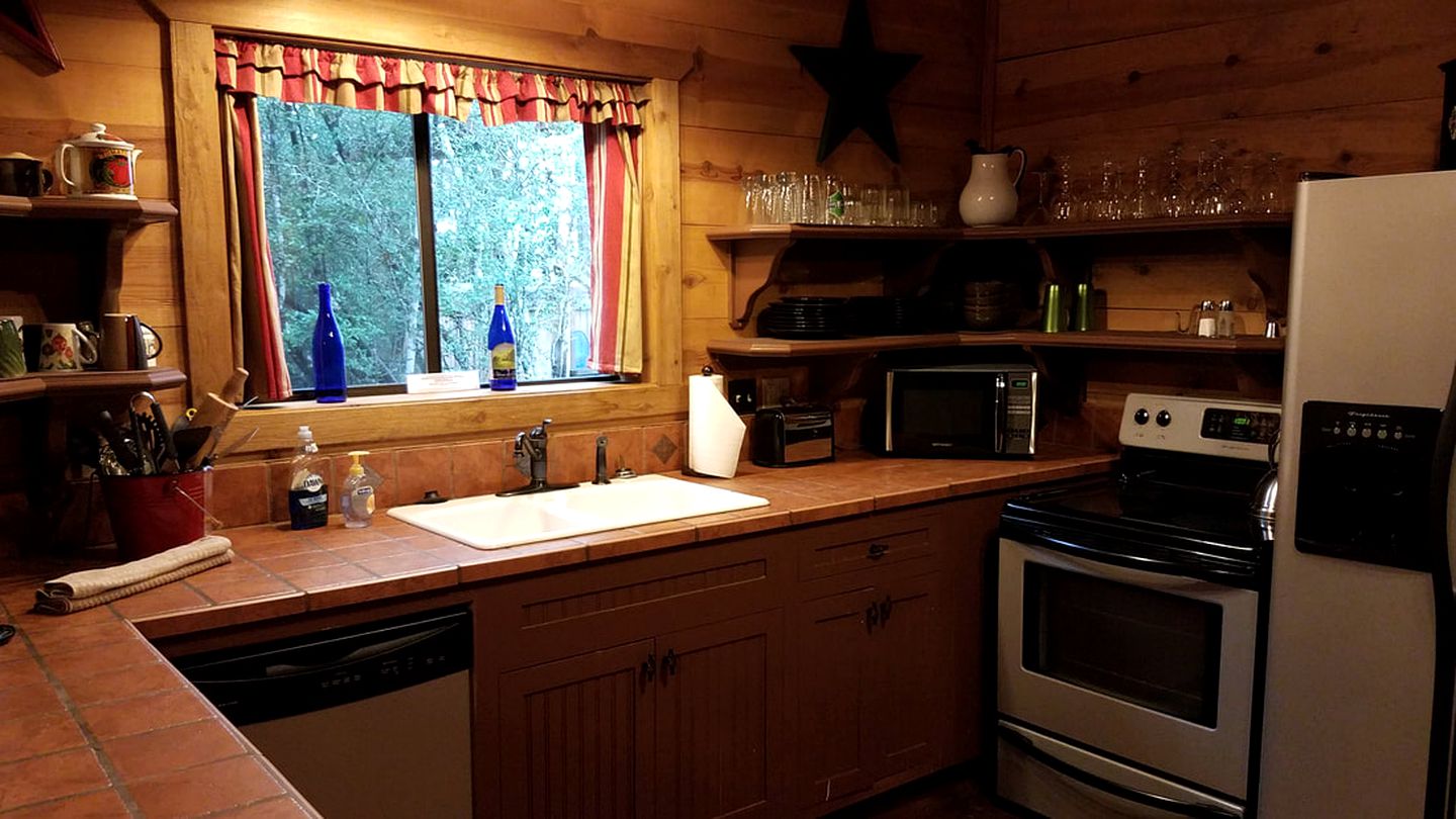 Charming Cabin Rental Perfect for a Family Getaway near Brenham, Texas