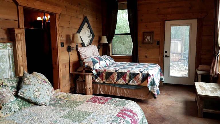 Cabins (Brenham, Texas, United States)