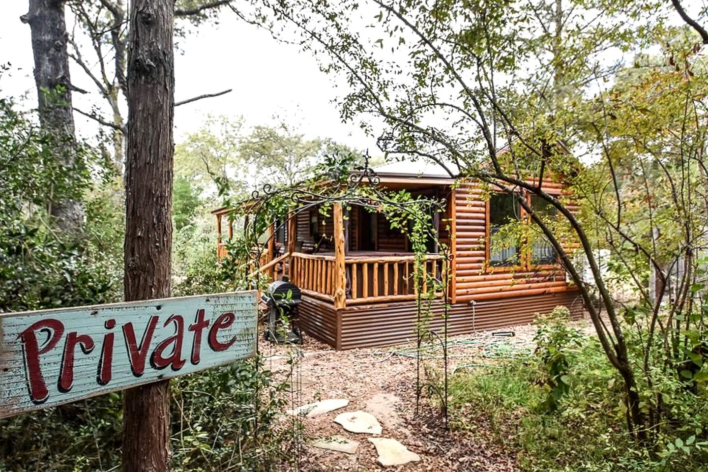 Stunning Cabin with Four-Person Hot Tub for Getaway near Carmine, Texas