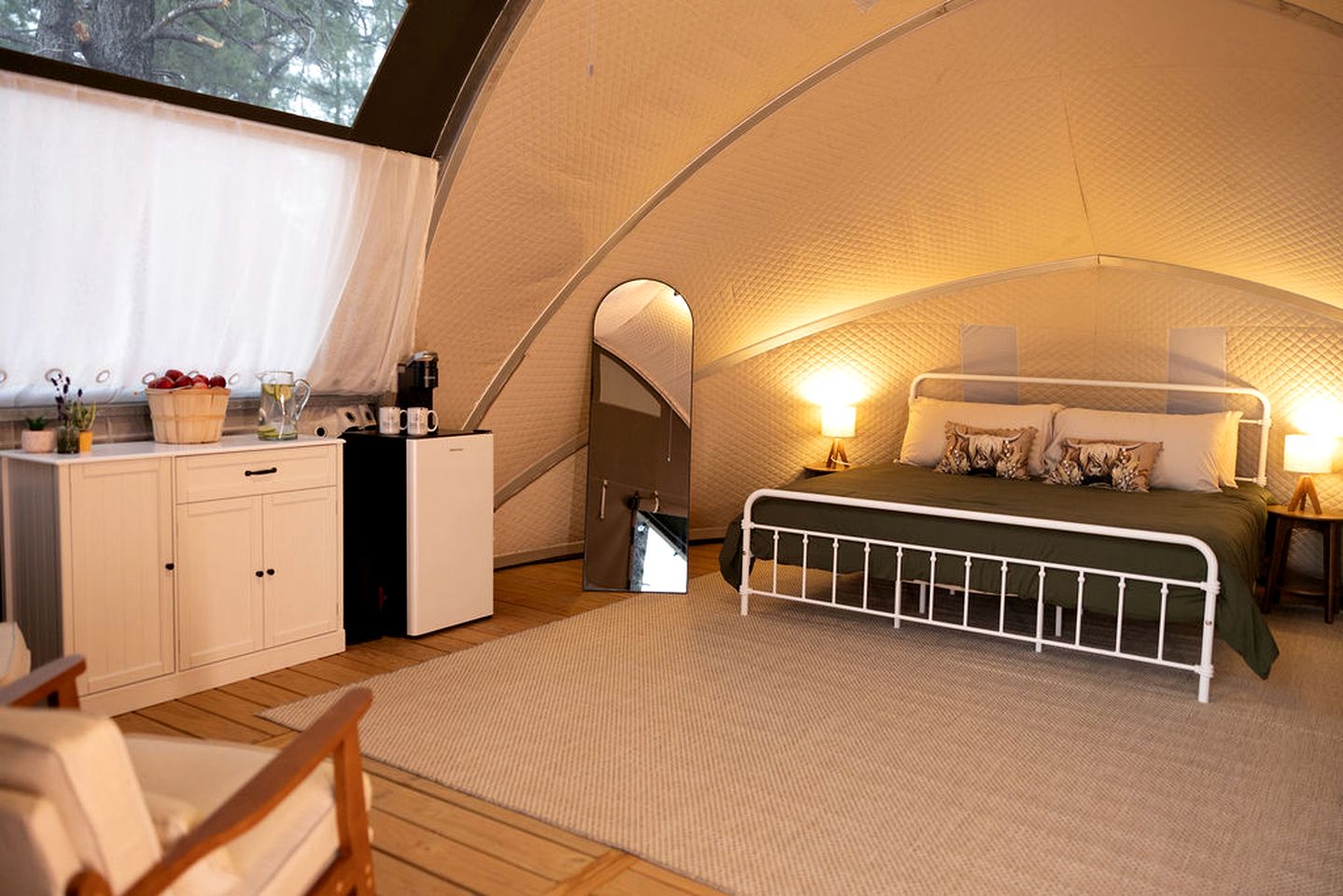 Scenic King Glamping Tent with AC & Mountain Views near Mountainair in Torreon, New Mexico