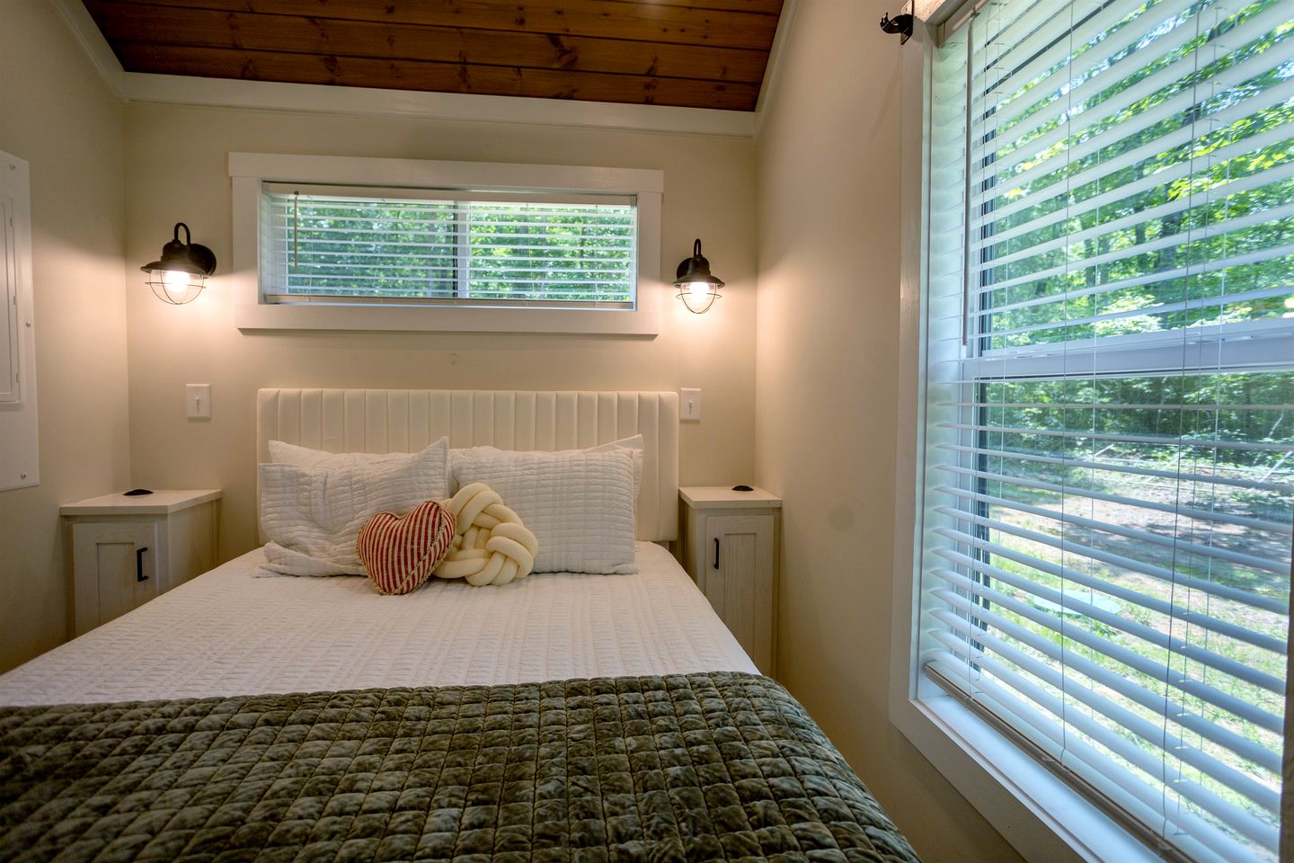 Scenic Mountain Cabin with Lake Access and Waterfall Views near South Cumberland State Park Tennessee