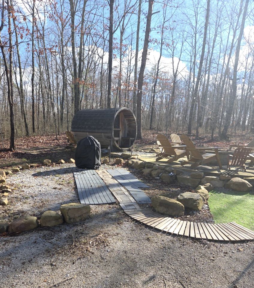 Scenic Mountain Cabin with Lake Access and Waterfall Views near South Cumberland State Park Tennessee