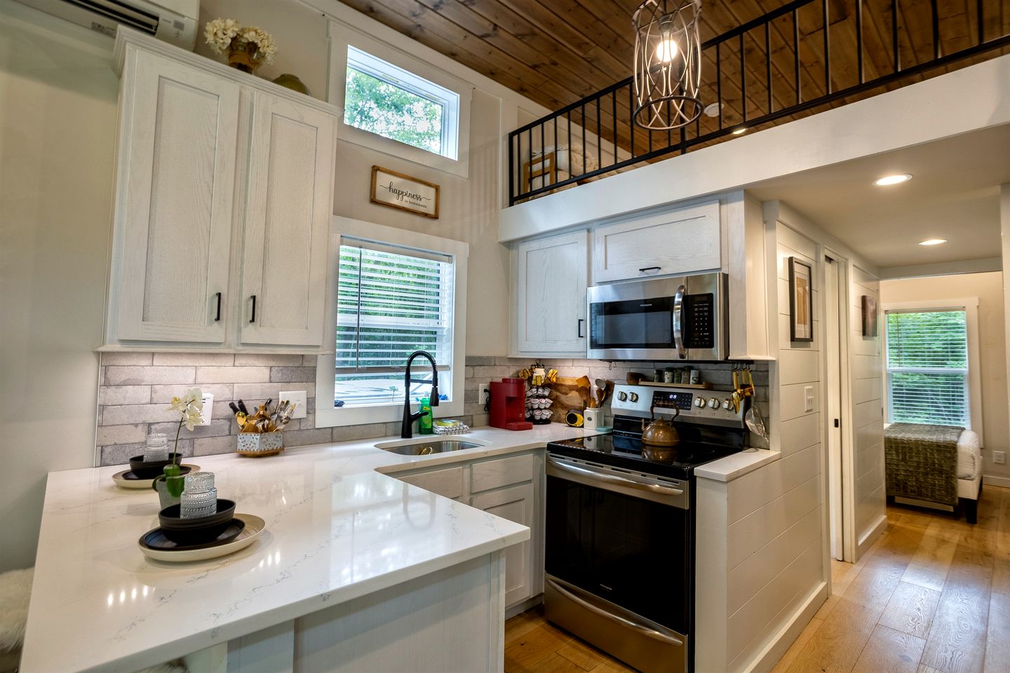 Scenic Mountain Cabin with Lake Access and Waterfall Views near South Cumberland State Park Tennessee