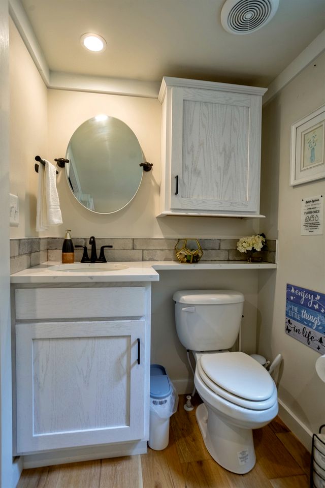 Scenic Mountain Cabin with Lake Access and Waterfall Views near South Cumberland State Park Tennessee