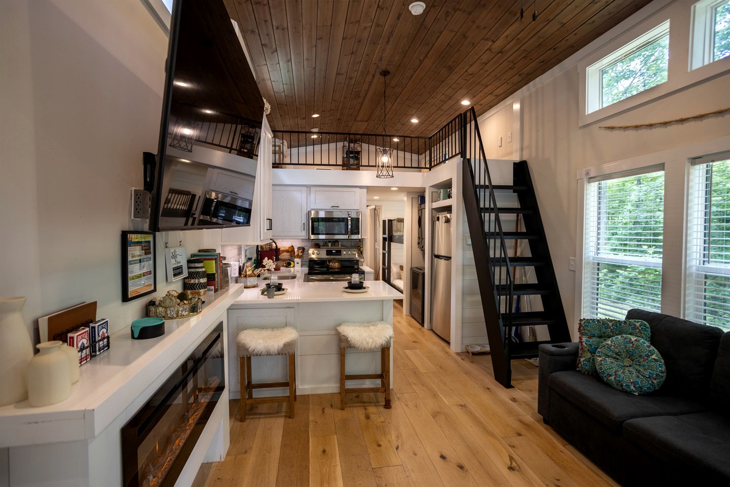 Scenic Mountain Cabin with Lake Access and Waterfall Views near South Cumberland State Park Tennessee