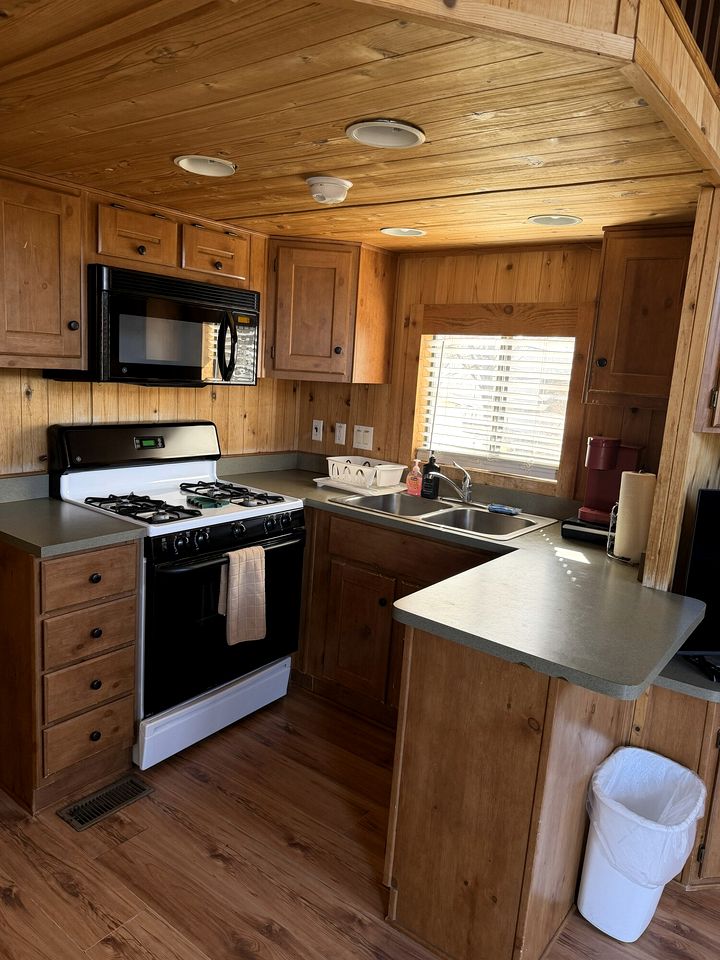 Scenic Mountain Cabin with Sierra Nevada Views on Highway 395 Near Lone Pine, California