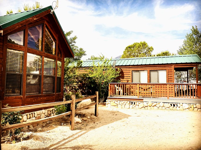 Cabins (United States of America, Lone Pine, California)