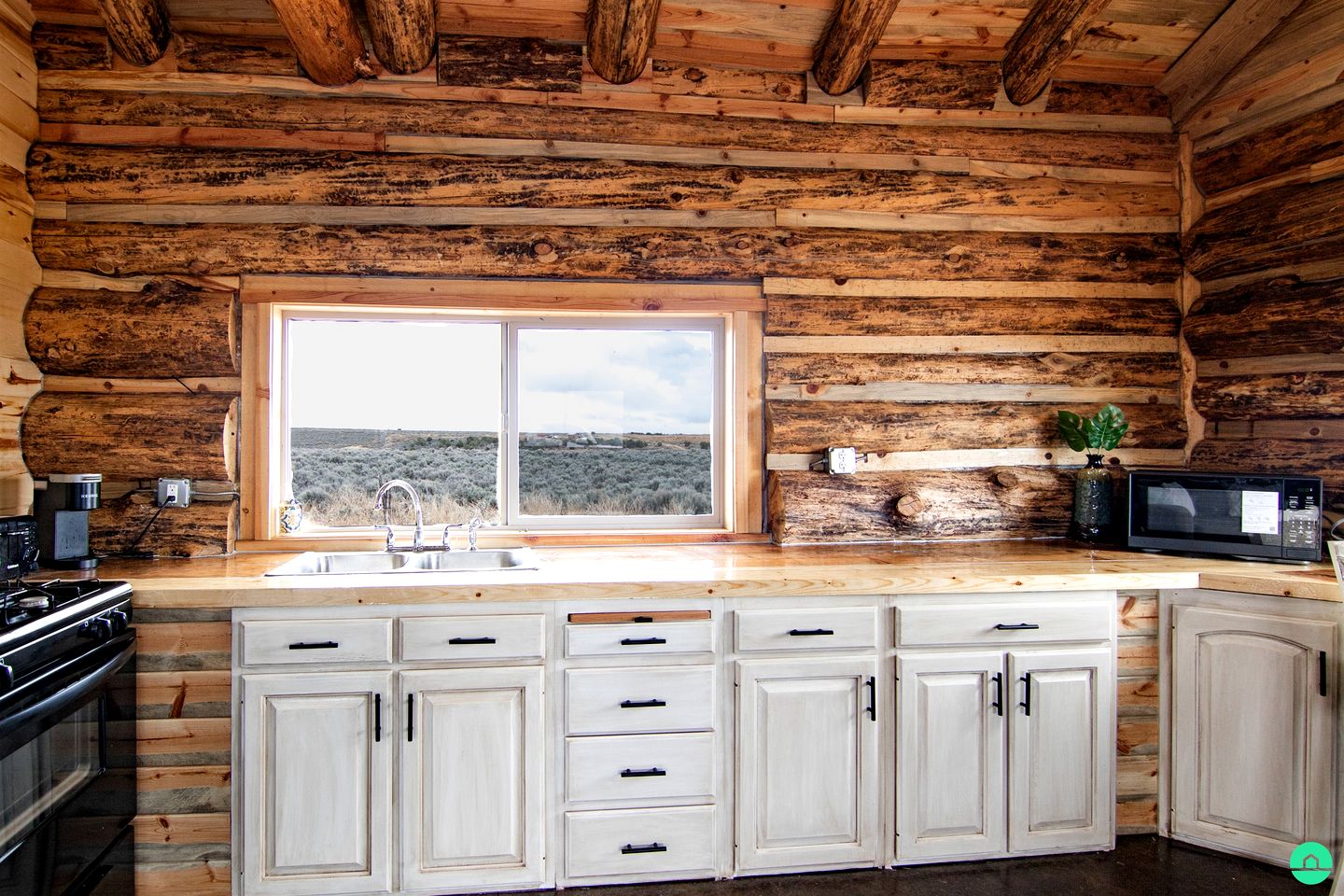 Beautiful Rustic Cabin with Breathtaking Scenic Views for a Peaceful Escape in Blanding, Utah