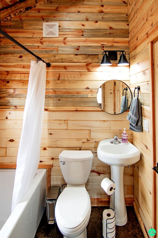 Beautiful Rustic Cabin with Breathtaking Scenic Views for a Peaceful Escape in Blanding, Utah