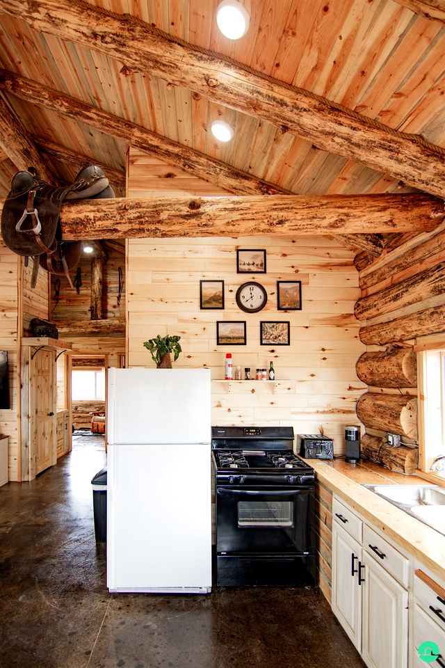 Beautiful Rustic Cabin with Breathtaking Scenic Views for a Peaceful Escape in Blanding, Utah
