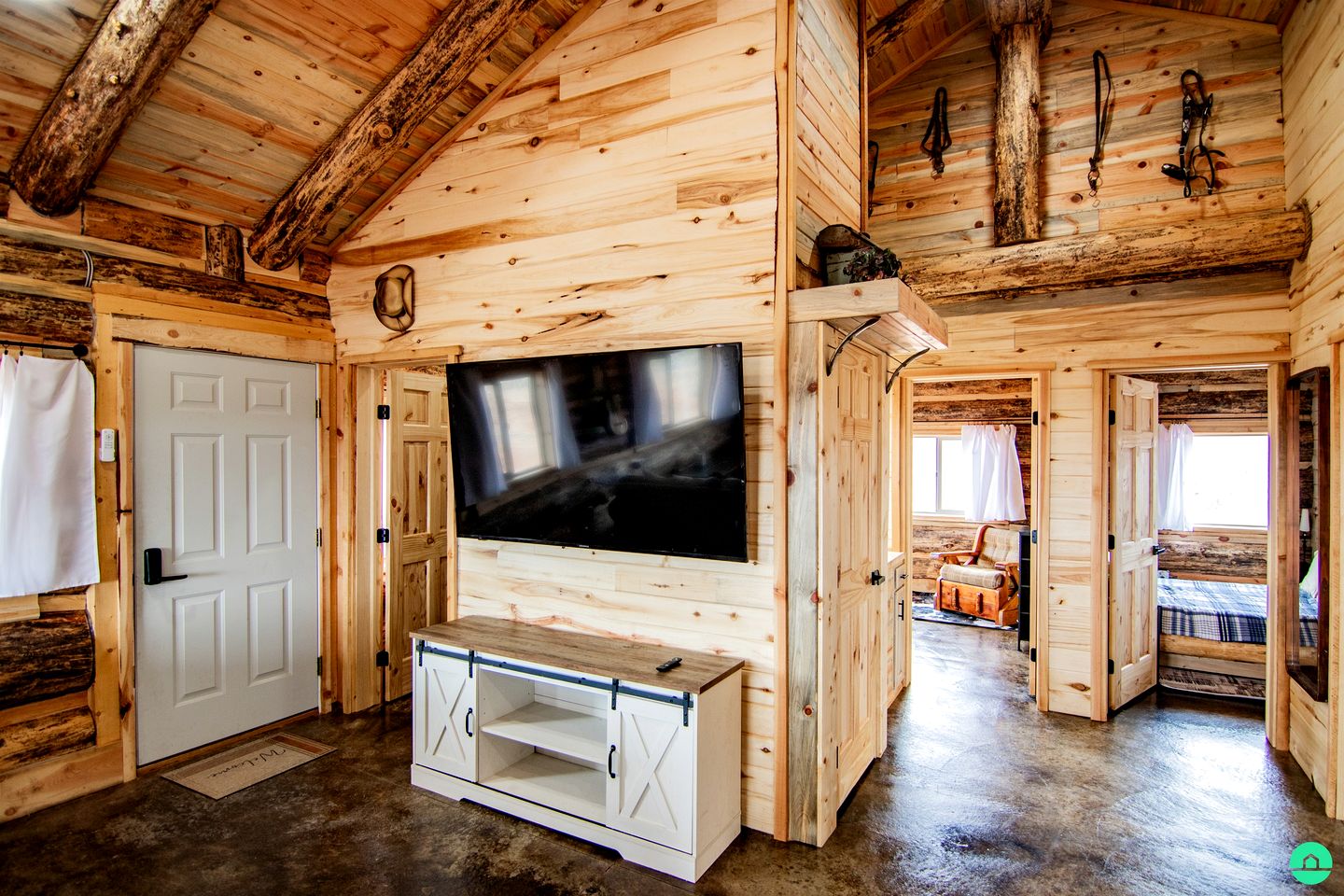 Beautiful Rustic Cabin with Breathtaking Scenic Views for a Peaceful Escape in Blanding, Utah