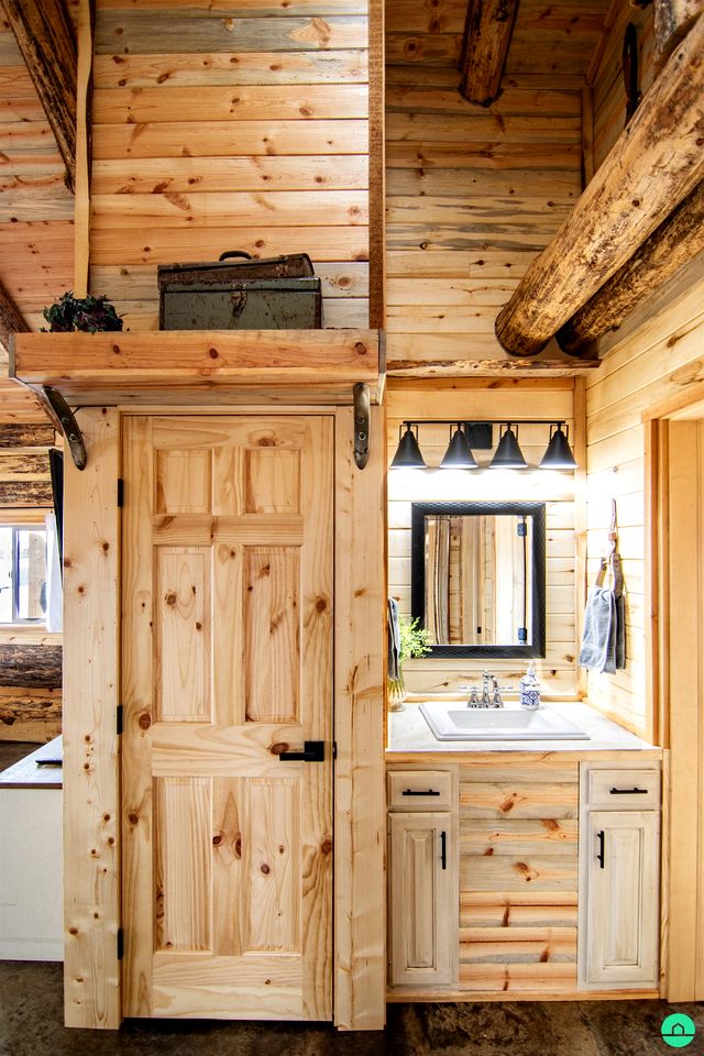 Beautiful Rustic Cabin with Breathtaking Scenic Views for a Peaceful Escape in Blanding, Utah