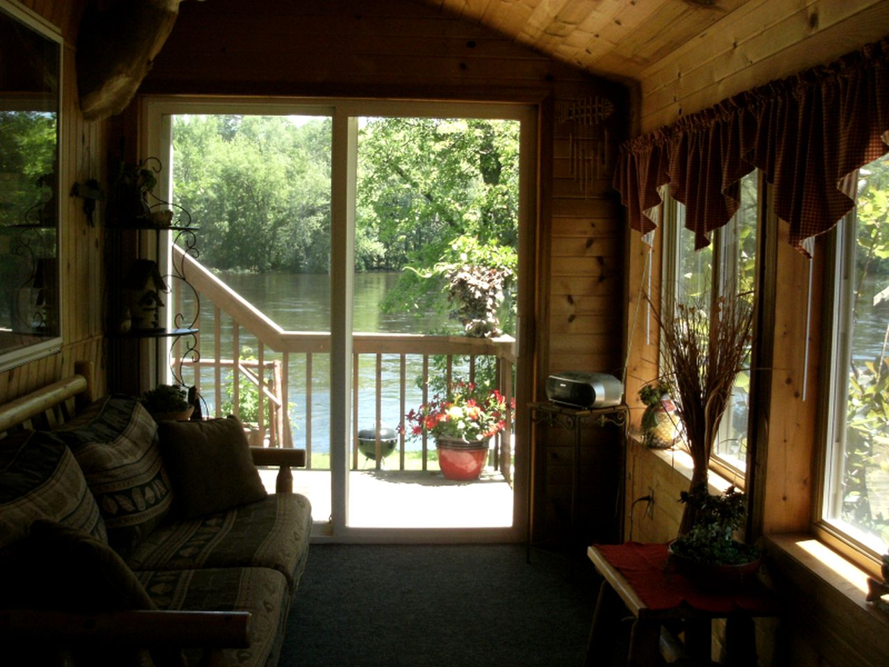 Delightful Riverfront Cabin Rental in Chippewa County near Eau Claire, Wisconsin