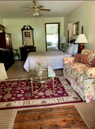 Romantic Suite Rental with Wi-Fi near the Mountains of Tremont, Tennessee | Cabins (Townsend, Tennessee, United States of America)