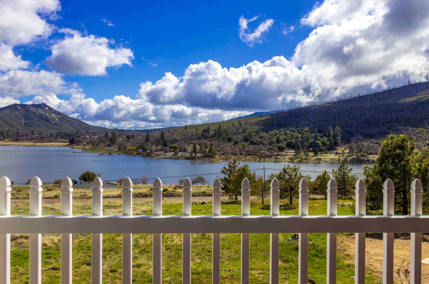 Tranquil Lakeside Julian Suite with a Spa and Jacuzzi