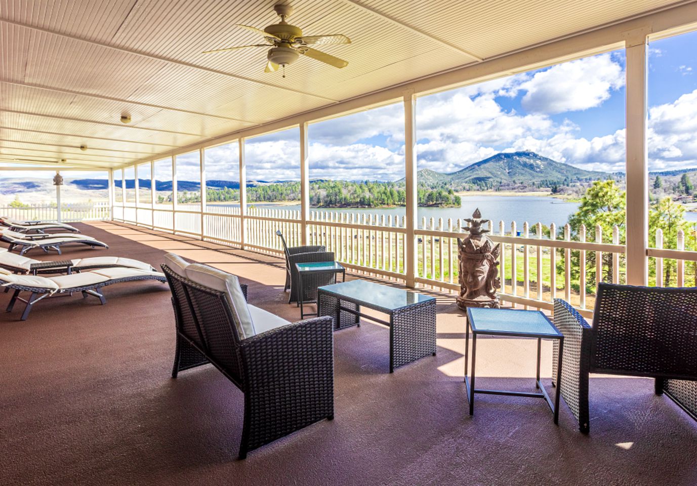 Tranquil Lakeside Julian Suite with a Spa and Jacuzzi