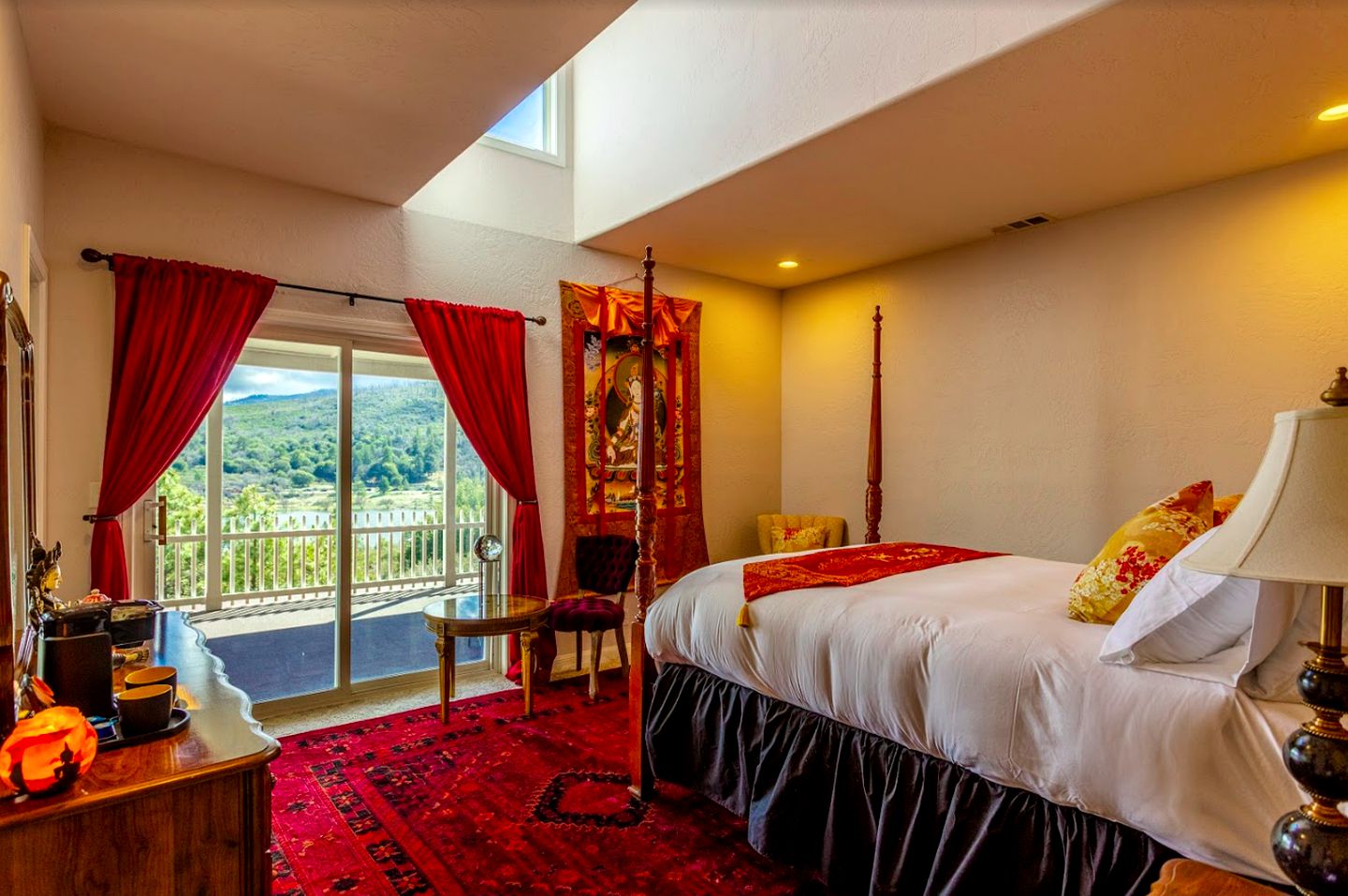 Tranquil Lakeside Julian Suite with a Spa and Jacuzzi