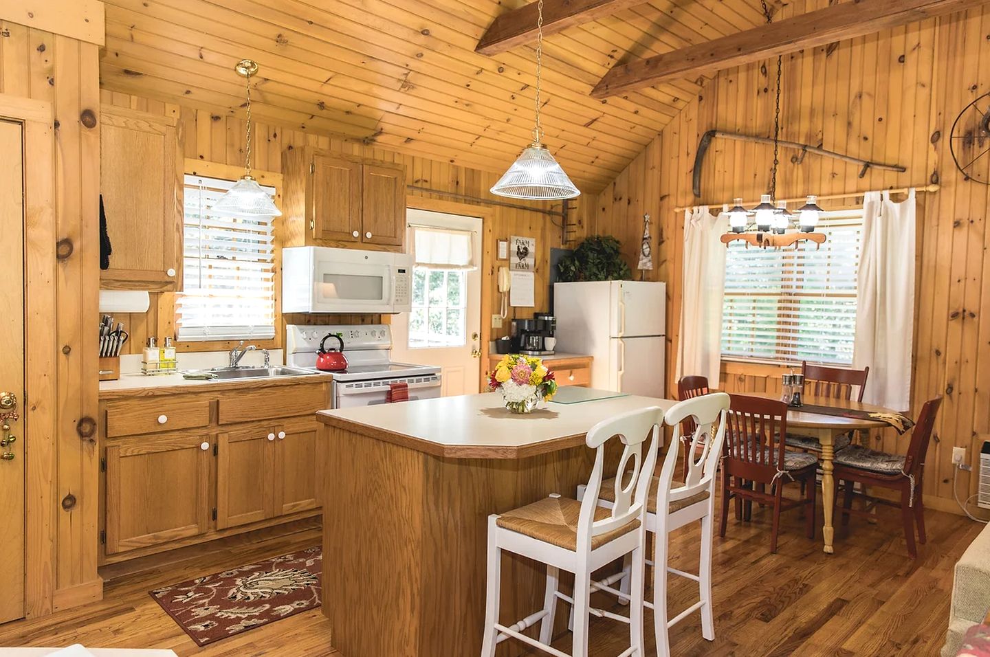Secluded Cottage with Indoor Hot-Tub Ideal for Couples in Virginia