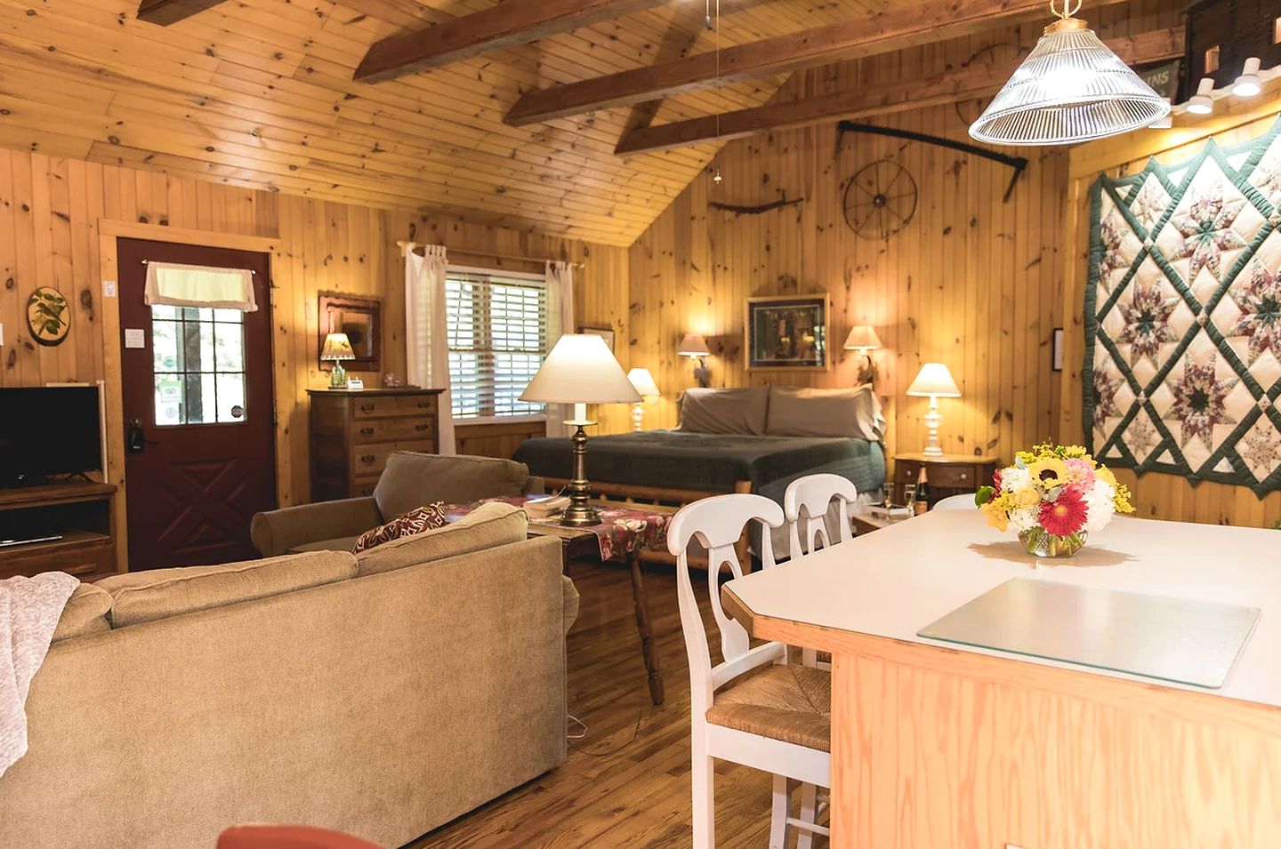 Secluded Cottage with Indoor Hot-Tub Ideal for Couples in Virginia