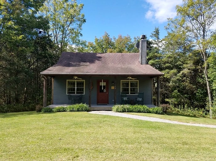 Secluded Cottage with Indoor Hot-Tub Ideal for Couples in Virginia