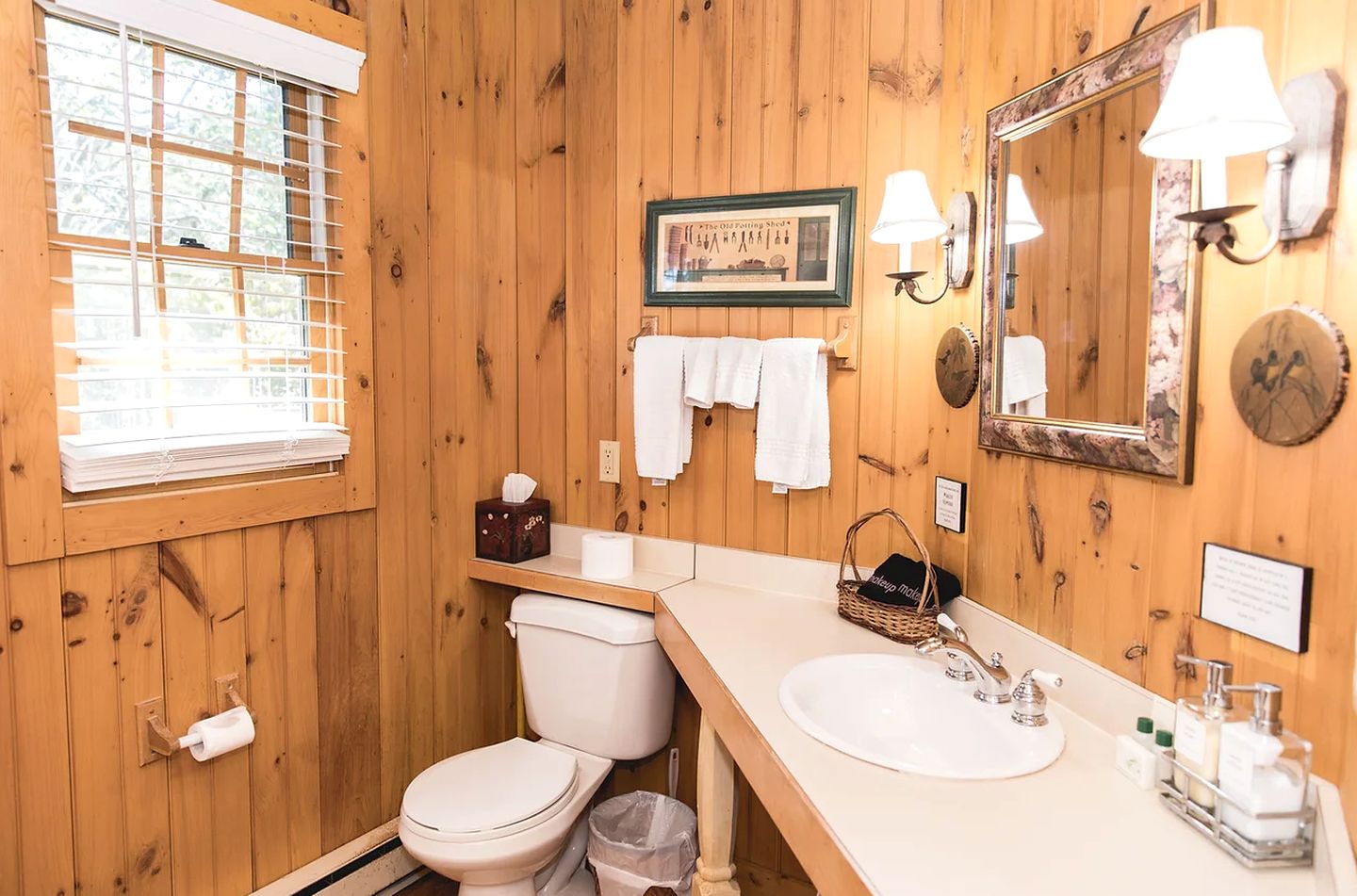 Secluded Cottage with Indoor Hot-Tub Ideal for Couples in Virginia