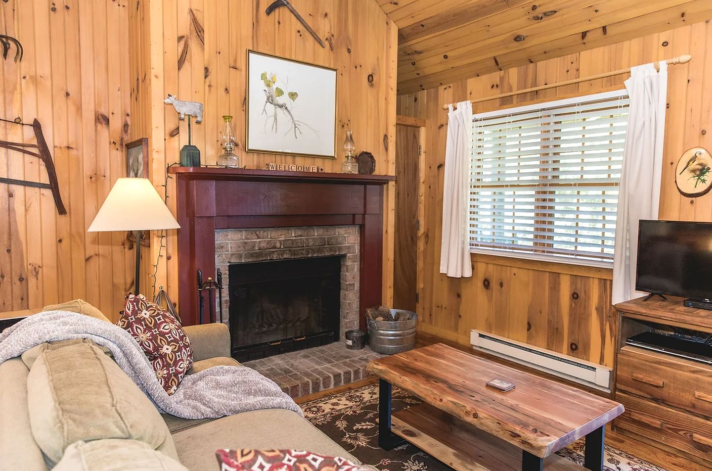 Secluded Cottage with Indoor Hot-Tub Ideal for Couples in Virginia