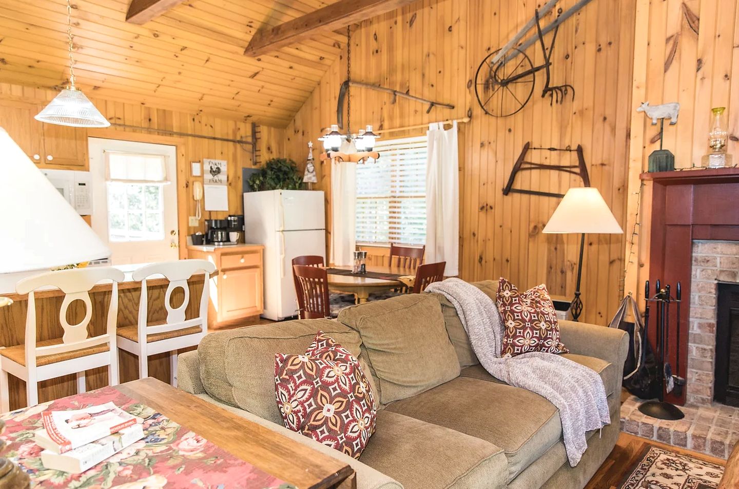Secluded Cottage with Indoor Hot-Tub Ideal for Couples in Virginia