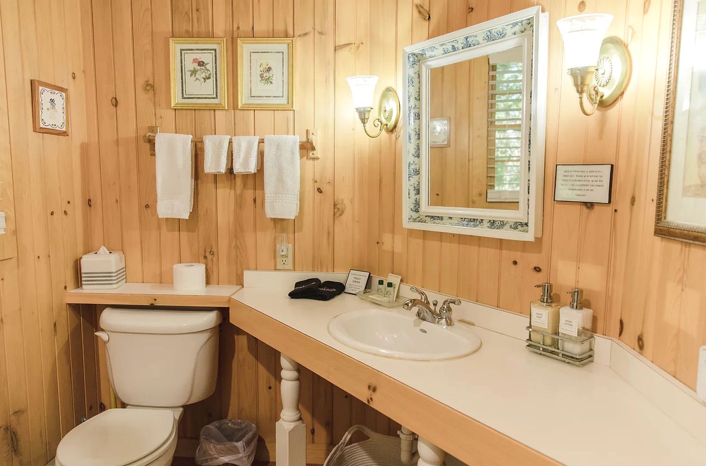 Romantic Cabin with Jacuzzi Perfect for Two in Virginia