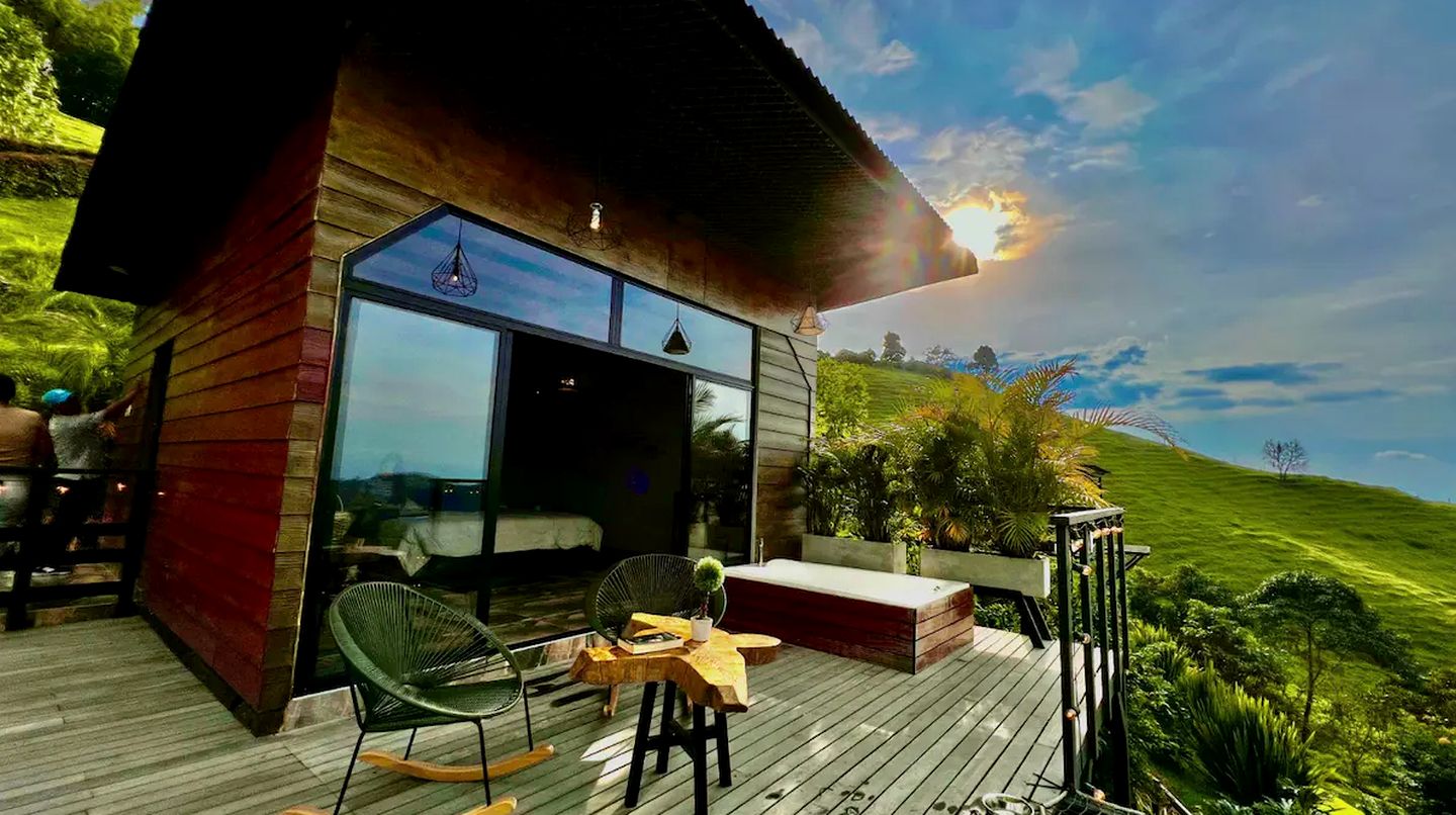 Off-Grid Tiny House with Outdoor Bath Ideal for Couples in Colombia