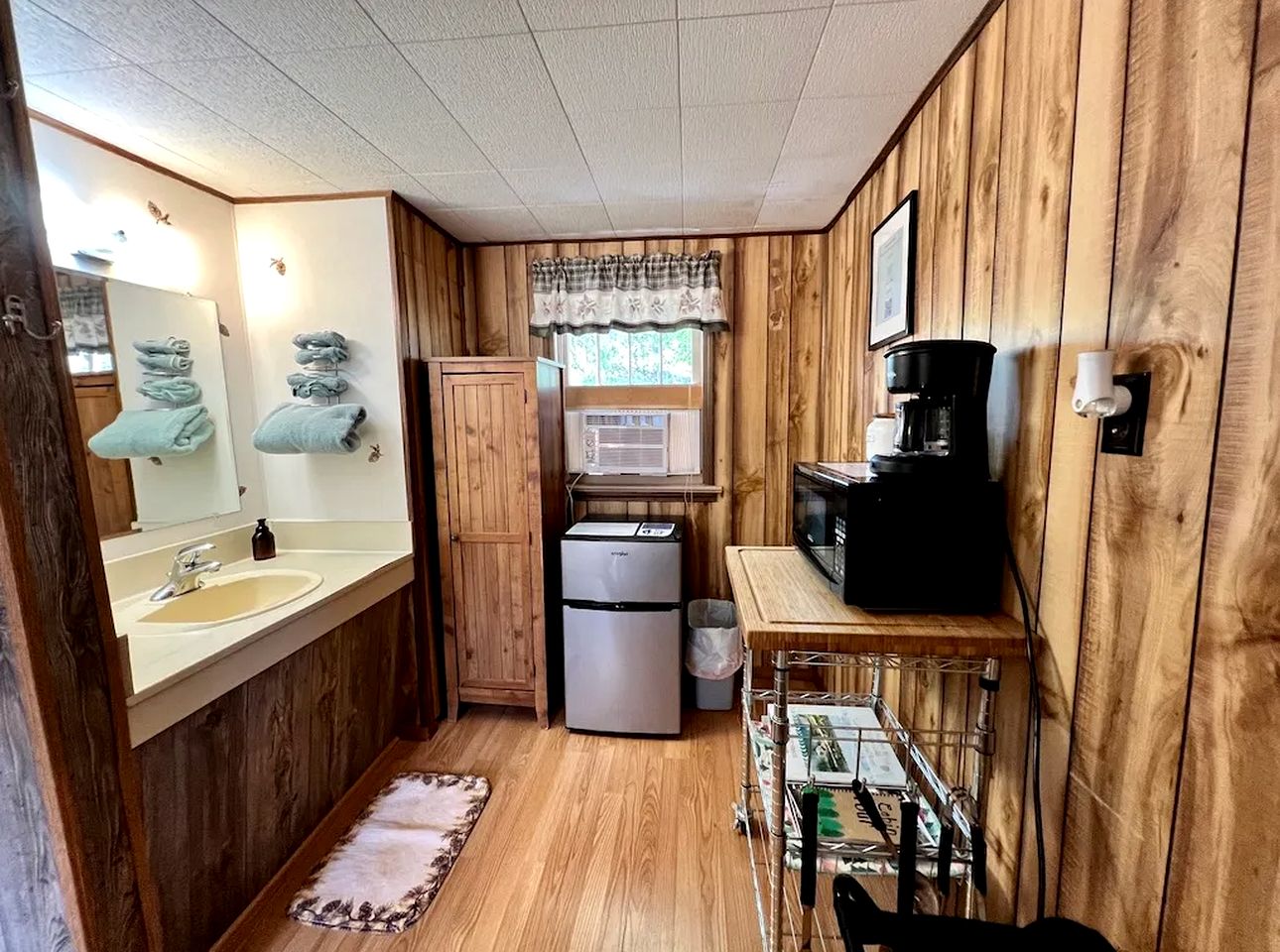 Quaint Studio Cabin Ideal for Couples in South Dakota