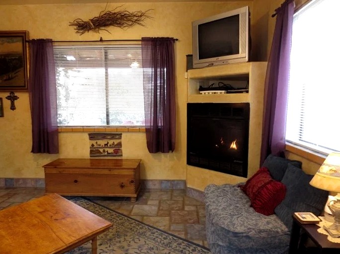 Vacation Rental with Relaxing Jacuzzi near Little Granite Mountain, Arizona | Cottages (Prescott, Arizona, United States of America)